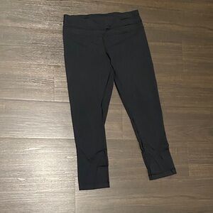 Women’s  Black Lulu capris